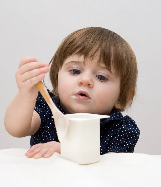 Portrait Petite Fille Shirt Bleu Foncé Mangeant Yaourt Sur Fond — Photo