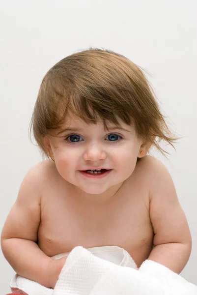 Porträt Eines Fröhlichen Kleinen Mädchens Auf Weißem Hintergrund — Stockfoto