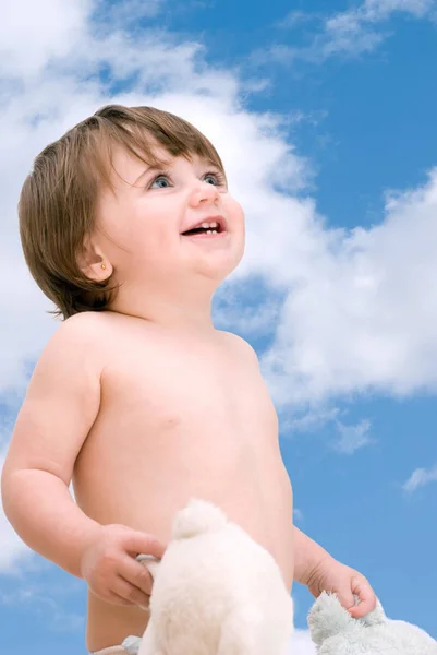 Porträt Eines Fröhlichen Kleinen Mädchens Auf Blauem Himmel Hintergrund — Stockfoto