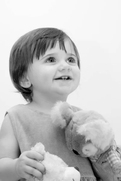 Retrato Niña Sosteniendo Juguetes Sobre Fondo Blanco —  Fotos de Stock