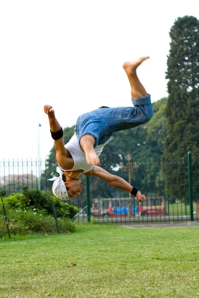 Performance Acrobatique Gars Dans Parc — Photo