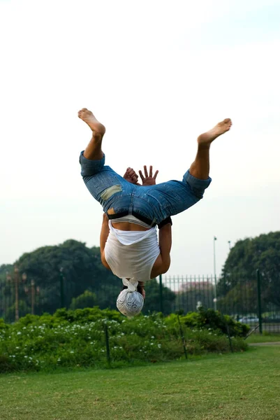 Performance Acrobatique Gars Dans Parc — Photo