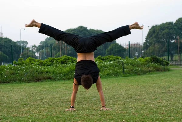 Akrobatischer Auftritt Eines Mannes Park — Stockfoto
