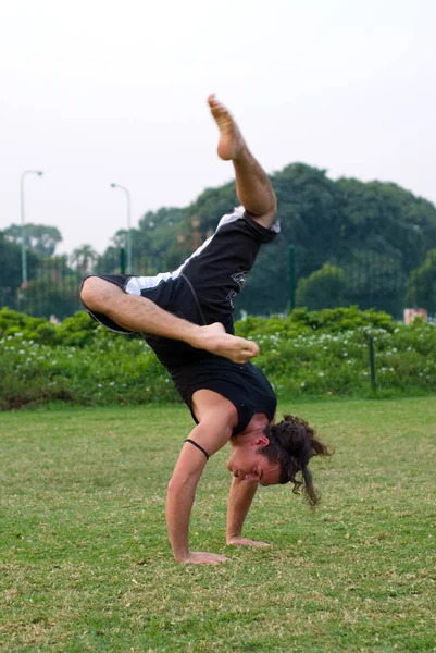 Akrobatisk Prestanda För Kille Parken — Stockfoto