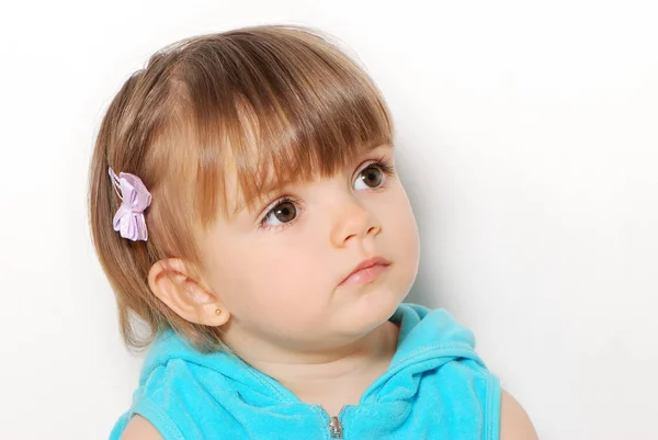 Portrait Petite Fille Mignonne Manteau Bleu Sur Fond Blanc — Photo