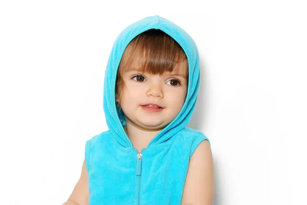 Πορτρέτο Του Μικρού Χαριτωμένο Κορίτσι Μπλε Επίστρωση Λευκό Φόντο — Φωτογραφία Αρχείου