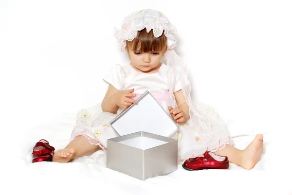Malá Roztomilá Dívka Bílých Šatech Klobouk Bílém Pozadí Otevřenou Krabička — Stock fotografie