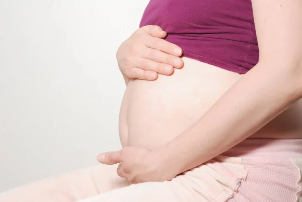 孕妇拥抱肚皮的近距离观察 — 图库照片