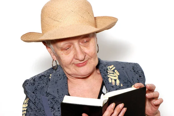 Mulher Madura Chapéu Leitura Livro Fundo Branco — Fotografia de Stock