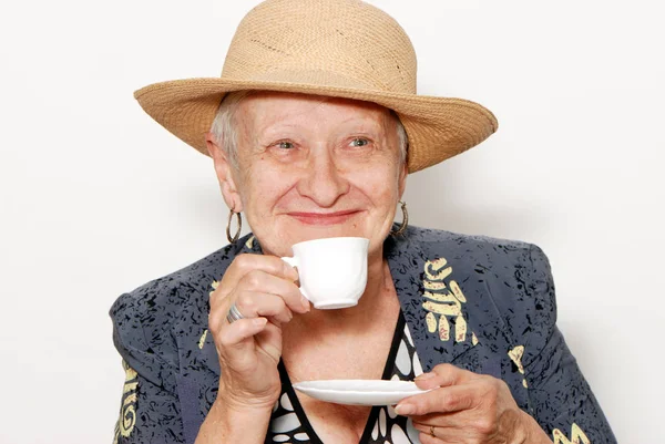 Mogen Kvinna Hatten Dricka Kaffe Vit Bakgrund — Stockfoto