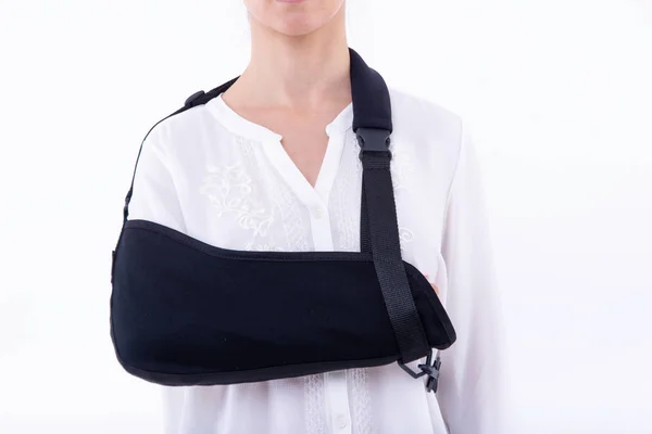 Γυναίκα Σπασμένο Χέρι Φορώντας Στήριγμα Χεριού Λευκό Φόντο — Φωτογραφία Αρχείου
