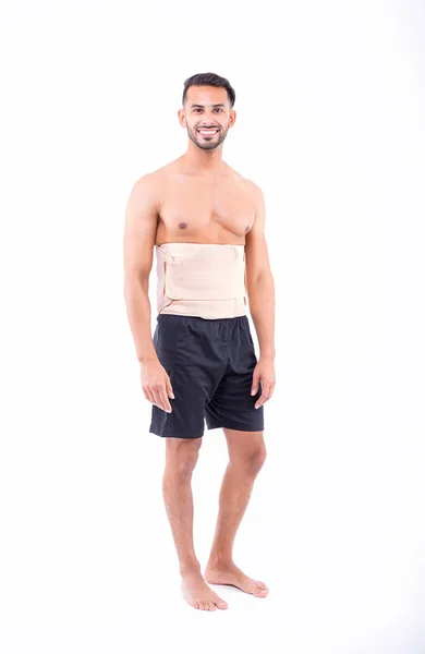Homem Sem Camisa Com Espartilho Ortopédico Posando Sobre Fundo Branco — Fotografia de Stock