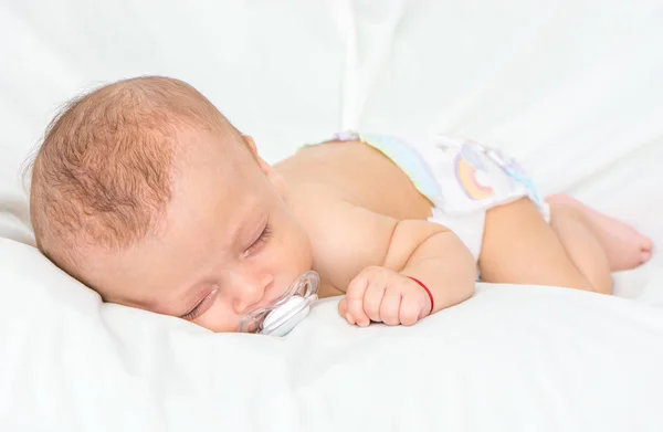 Portret Van Kleine Pasgeboren Baby Jongen Liggend Witte Lakens — Stockfoto