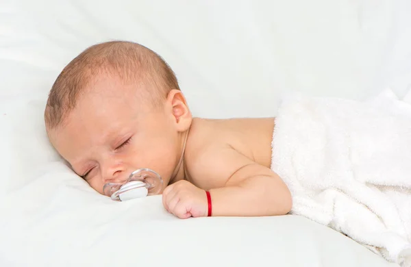 Portrait Little Newborn Baby Boy Lying White Sheets — Stock Photo, Image