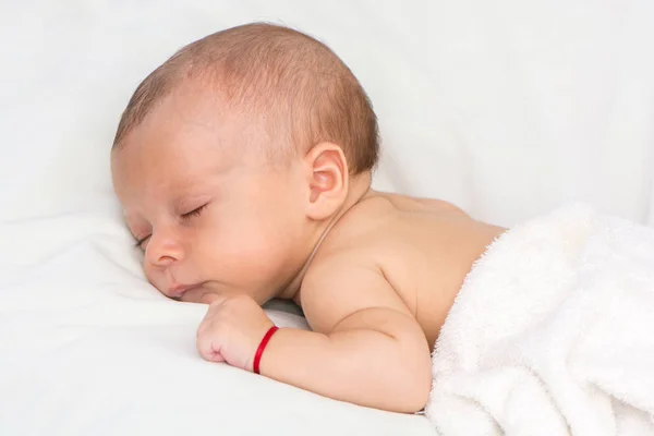 Portret Van Kleine Pasgeboren Baby Jongen Liggend Witte Lakens — Stockfoto