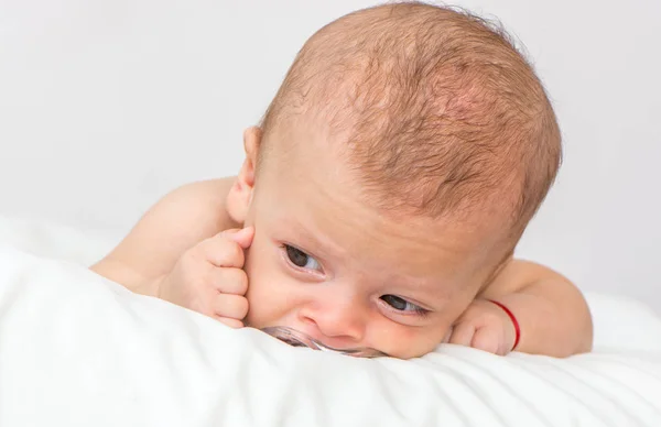 Porträt Eines Kleinen Neugeborenen Jungen Der Auf Weißen Laken Liegt — Stockfoto