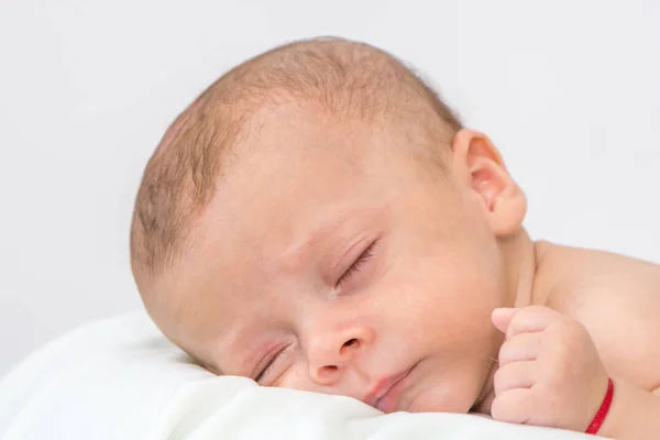 Portret Van Kleine Pasgeboren Baby Jongen Liggend Witte Lakens — Stockfoto