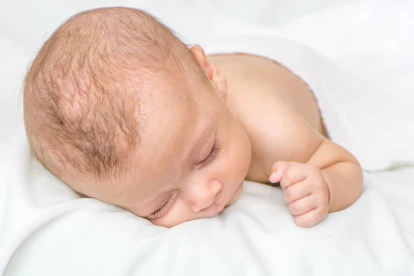 Portret Van Kleine Pasgeboren Baby Jongen Liggend Witte Lakens — Stockfoto