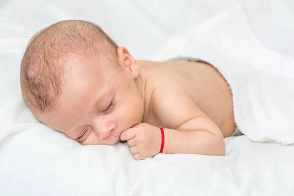 Portret Van Kleine Pasgeboren Baby Jongen Liggend Witte Lakens — Stockfoto