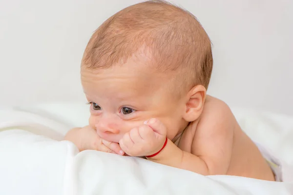 Porträt Eines Kleinen Neugeborenen Jungen Der Auf Weißen Laken Liegt — Stockfoto