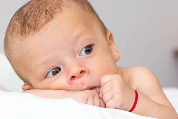 Porträtt Lilla Nyfödda Pojke Som Ligger Vita Lakan — Stockfoto