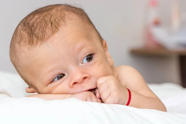 Retrato Bebé Recién Nacido Acostado Sobre Sábanas Blancas — Foto de Stock