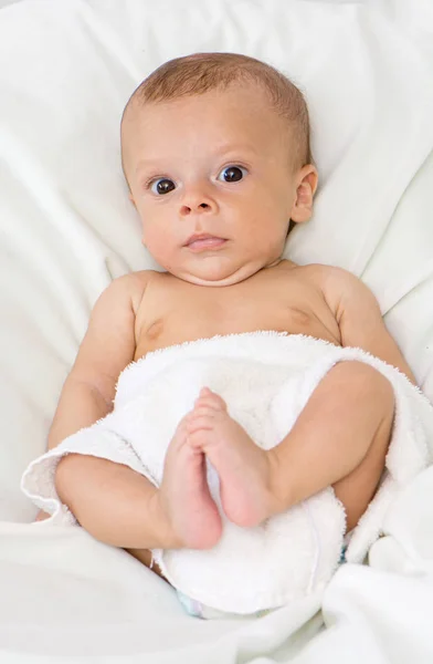 Porträt Eines Kleinen Neugeborenen Jungen Der Auf Weißen Laken Liegt — Stockfoto