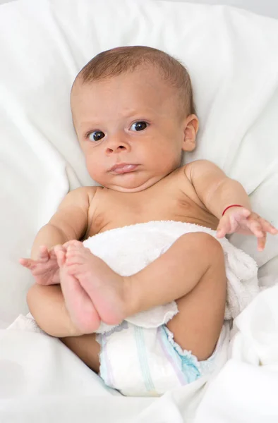 Portret Van Kleine Pasgeboren Baby Jongen Liggend Witte Lakens — Stockfoto