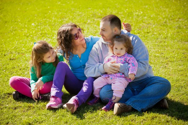Латинская семья в летнем парке — стоковое фото