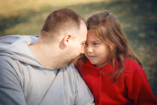 Yazın mutlu baba ve kız. — Stok fotoğraf