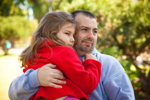 Щасливий батько і дочка влітку — стокове фото