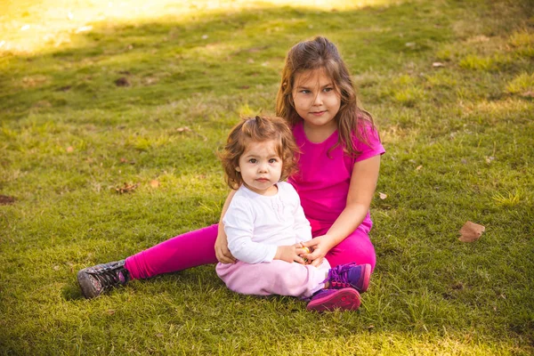 Retrato hermanas latinas en el parque de verano — Foto de Stock