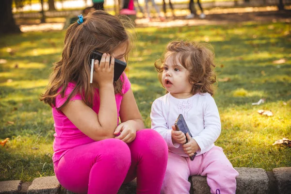 Retrato hermanas latinas en el parque de verano — Foto de Stock