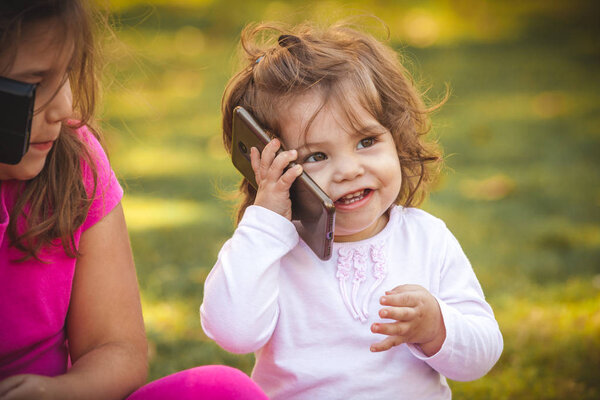 Портрет латинских сестер в летнем парке