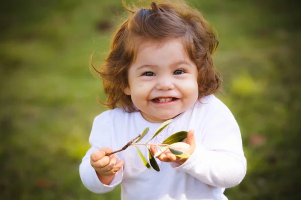 Retrato de niña en el parque — Foto de Stock