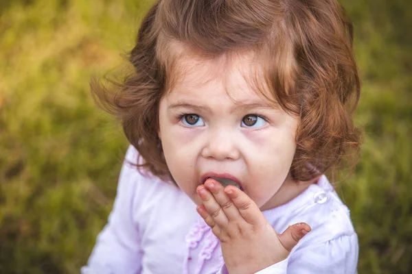 Retrato de niña en el parque —  Fotos de Stock