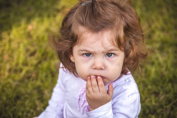 Retrato de bebê menina no parque — Fotografia de Stock