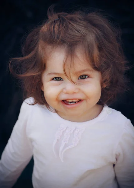 Portrait de bébé fille dans le parc — Photo