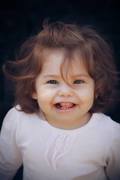 Retrato de niña en el parque — Foto de Stock