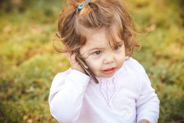 Parkta cep telefonu olan bebek — Stok fotoğraf