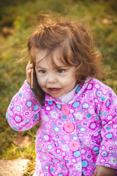 Baby med mobil i parken — Stockfoto