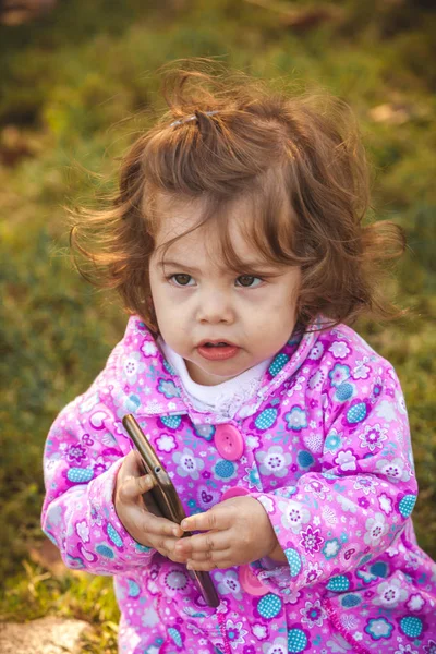 Parkta cep telefonu olan bebek — Stok fotoğraf