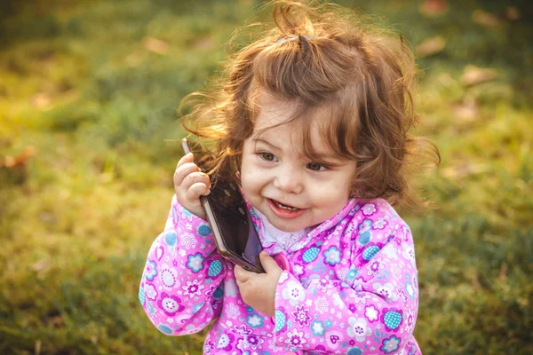 Baby med mobil i parken — Stockfoto