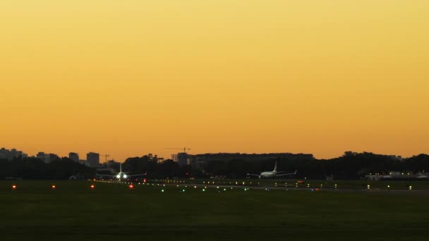 Avión Despegando Pista — Vídeos de Stock