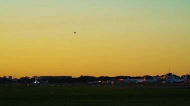 Uçak pistten havalanıyor