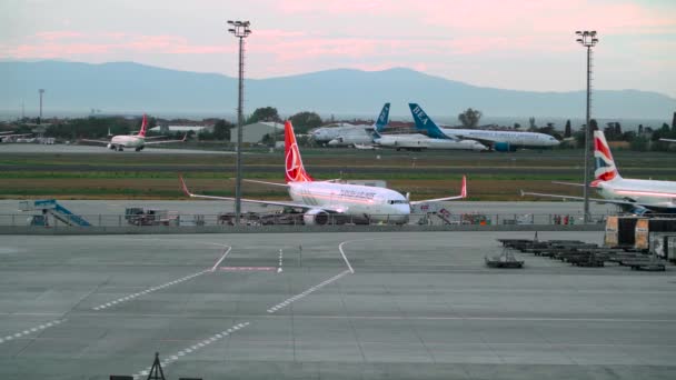 Turkish Airlines Avião Táxi Aeroporto Ataturk — Vídeo de Stock