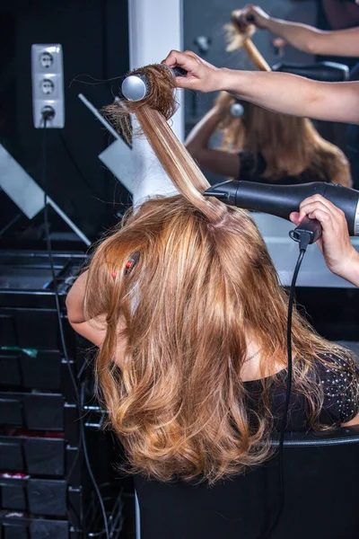 Haar Styling Voor Een Vrouw Een Vrouwelijke Kapper — Stockfoto