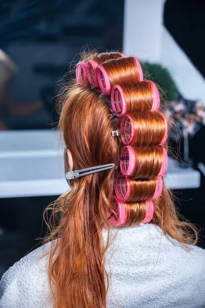 Krulspelden Het Hoofd Van Een Vrouw Een Vrouwelijke Kapper — Stockfoto