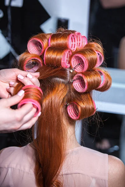 Bigoudis Sur Tête Une Femme Dans Coiffeur Féminin — Photo