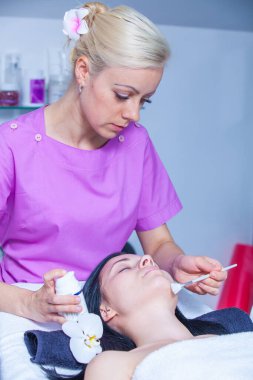 Güzellik salonunda yüzünde maske